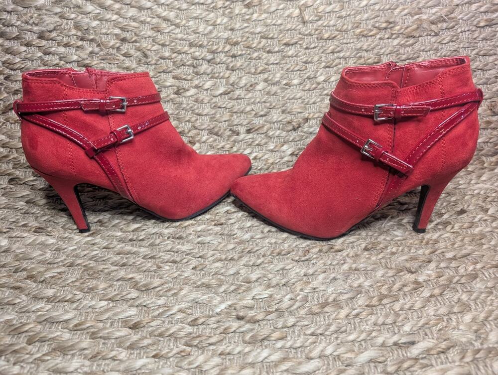 Me Too Fabeva Women's Size 7.5 M Red Brushed Fabric Suede Heels Bootie 3.5"